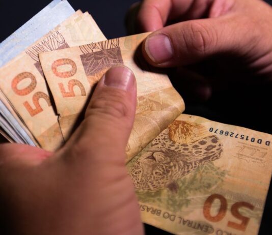 Sem aumento real, salário mínimo de R$ 1.212 não compra duas cestas básicas
