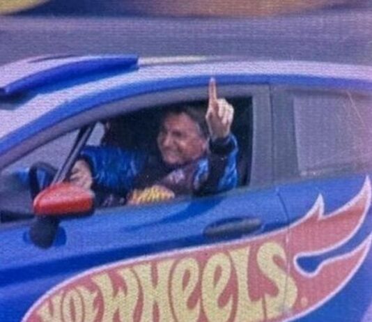 Jet ski e Beto Carrero: Bolsonaro torrou R$ 900 mil nas férias em Santa Catarina