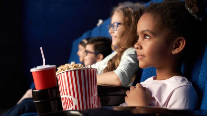 crianças no cinema