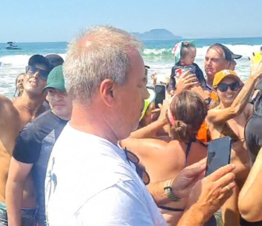 Bolsonaro emenda feriado de Carnaval e vai à praia do Guarujá na quarta-feira de cinzas
