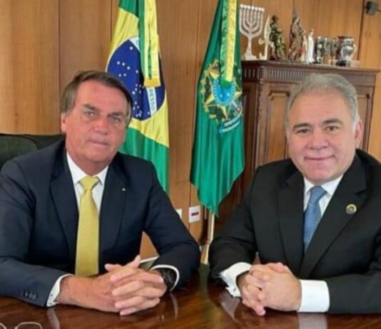Com Queiroga, Bolsonaro anuncia que vai rebaixar para “endemia” a Covid-19 no Brasil