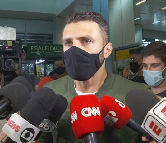 Alívio: Júnior Moraes, jogador santista que atua na Ucrânia, desembarca no Brasil