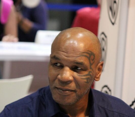 Mike Tyson vende petiscos de maconha no formato da orelha de Evander Holyfield
