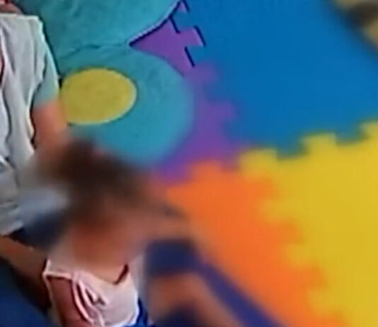 VÍDEO: Professora agride criança de 1 ano e 10 meses em escola particular de Praia Grande