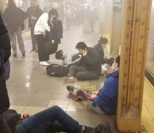 Metrô de Nova Iorque é alvo de ataque; pelo menos 29 pessoas ficam feridas