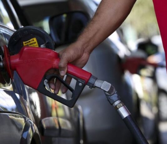 Preço médio da gasolina vai a R$ 7,27; etanol tem alta de quase 5% nos postos, segundo ANP