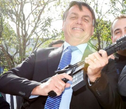 Bolsonaro é julgado pelo Tribunal dos Povos por crimes contra a humanidade na pandemia