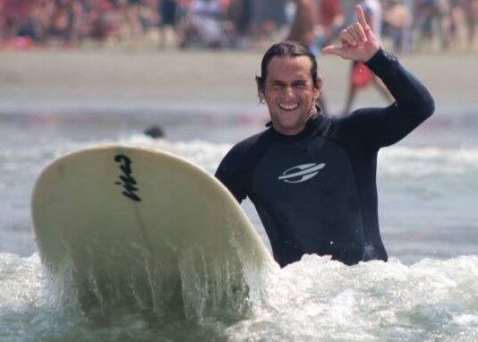 Pioneiro do surfe, Cisco Araña terá sua história contada em sessão especial no Cine Roxy 5