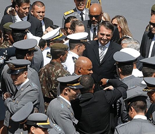Com manobra de Bolsonaro, generais chegam a ganhar até R$ 874 mil por ano