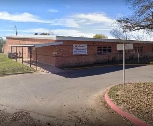 Homem armado invade escola e mata pelo menos 14 crianças e uma professora nos EUA