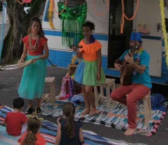 Grupo de teatro “O Casulo Viajante” percorre Baixada com “Historietas Carnavalescas”