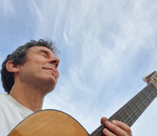 Músico santista Rogério Baraquet lança novo álbum no Teatro Guarany: “Conexões”