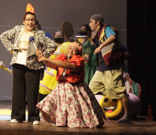 Cia. Teatral Cenicomania anima as férias com música, brincadeiras e inclusão social