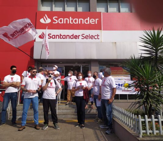 Bancários da Baixada Santista fazem protestos por mais contratações no Santander