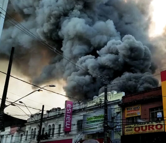 VÍDEOS: Incêndio de grandes proporções em loja Marisa assusta moradores e comerciantes de SV