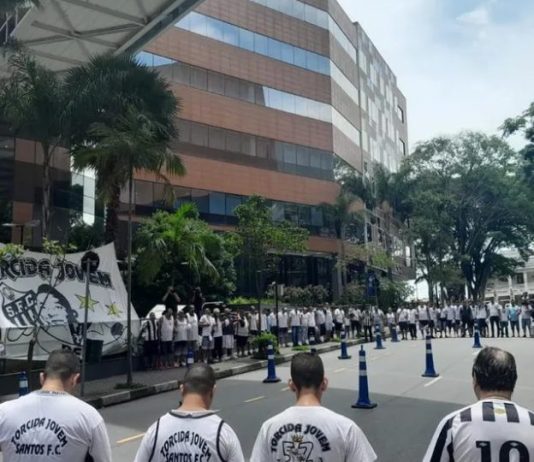 Pelé: Torcida Jovem do Santos faz vigília pelo ex-jogador na porta do Albert Einstein