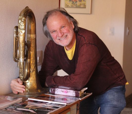 Arte de José Simonian, o Zé da Flauta, é atração do projeto Chorinho no Aquário