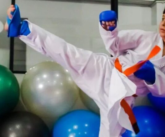 Carateca santista de 12 anos se inspira na série Cobra Kai para conquistar títulos e medalhas