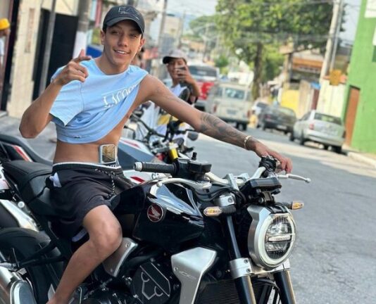 Quem é o influencer baleado na cabeça no Guarujá que ainda dirigiu até o hospital