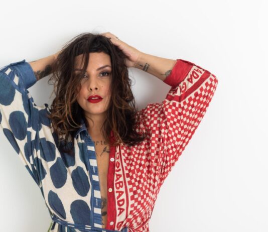 Versátil, cantora Monna apresenta novidades em show no Centro Histórico de Santos