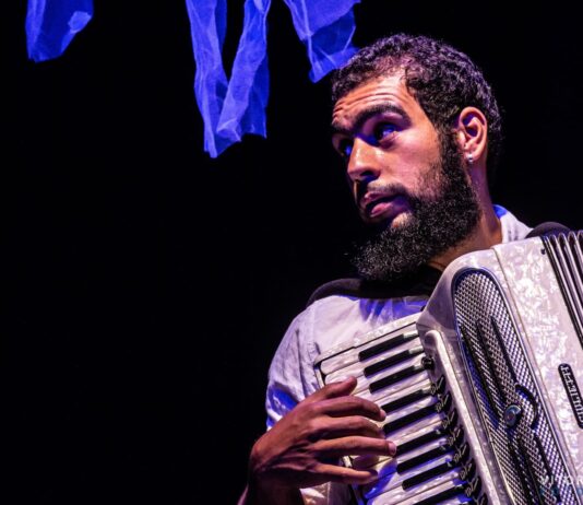Edu Guimarães 4ºTeto une música e poesia no projeto Chorinho no Aquário
