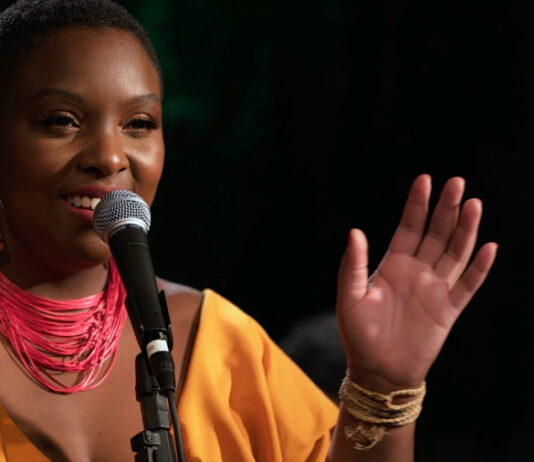 Chorinho no Aquário recebe pela primeira vez a artista premiada Luana Bayô