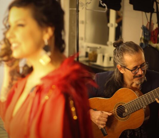 Cantora Monna apresenta em Santos show em homenagem à obra de Chico Buarque