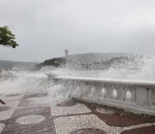 Ondas de até 3 metros e ressaca são esperadas em Santos; temperatura despenca