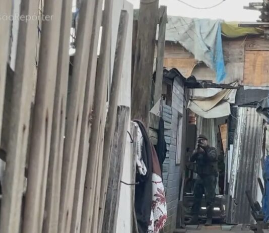 VÍDEO: Policial aponta fuzil para repórter da Globo em comunidade do Guarujá